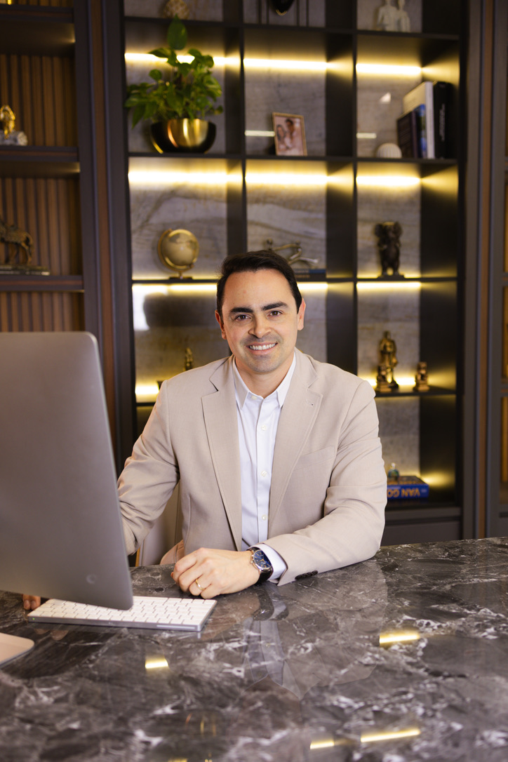 Dr. Felipe Bueno em seu consultório